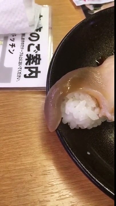 Đoạn clip hot nhất MXH những ngày qua: Món sushi bỗng dưng "sống dậy tìm cách tẩu thoát"