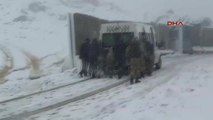 Van ve Hakkari'de Kar Yolları Kapattı