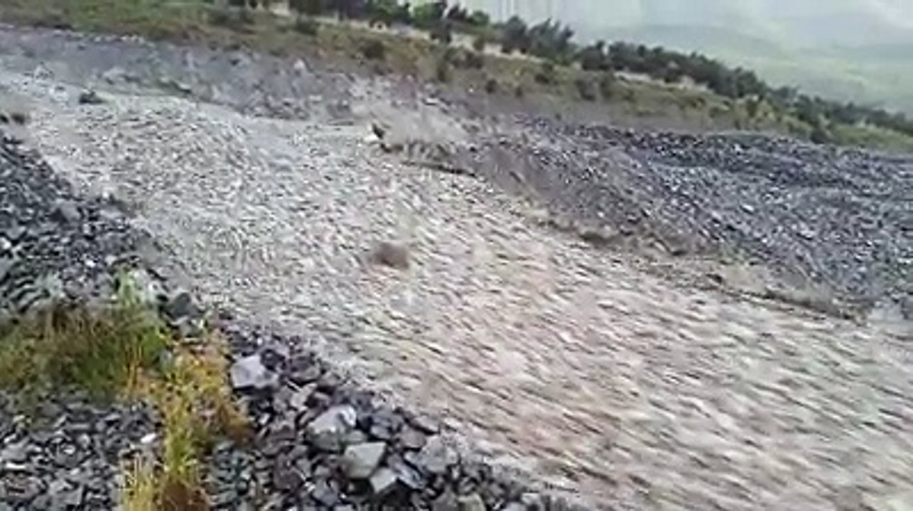 Une rivière impressionnante de galets en Nouvelle-Zélande