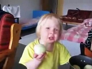 Enfant mange de l'oignon cru comme si c'?tait une pomme