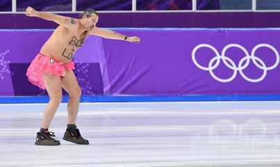 En tutu rose sur la patinoire, il devient le héros des JO
