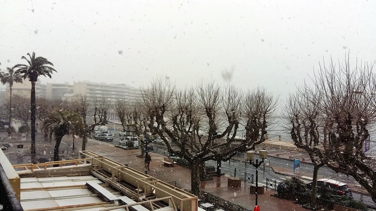 Il neige sur le bord de mer de Saint-Raphaël
