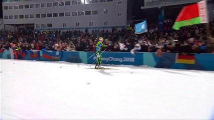 Darya Domracheva brandit le drapeau à l'arrivée (JO 2018)