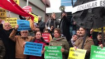 İzmir'de esnaf semt pazarının kapanmasını protesto etti