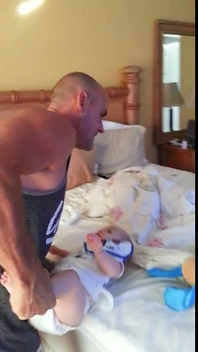 Faire tenir un bébé debout sur une main