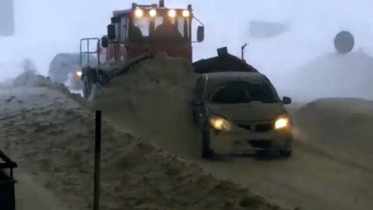 Coincé dans la neige à la frontière française, un chasse-neige aide une voiture