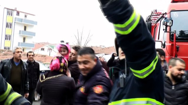 Yangında mahsur kalanları itfaiye ekipleri kurtardı