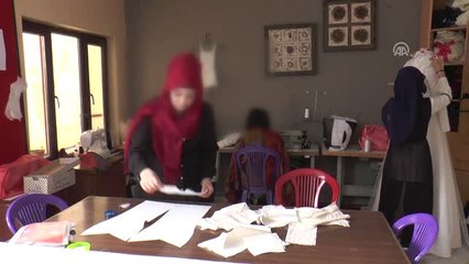 Polis Öncülüğünde "Gelinlik" Dikmeyi Öğrendiler