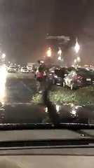 Acemikamera video sitesi -yağmurdan korunan kadın