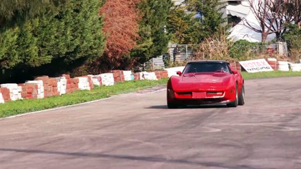 فيديو لمواجهة بين القديم والجديد لسيارة شيفروليه كورفيت