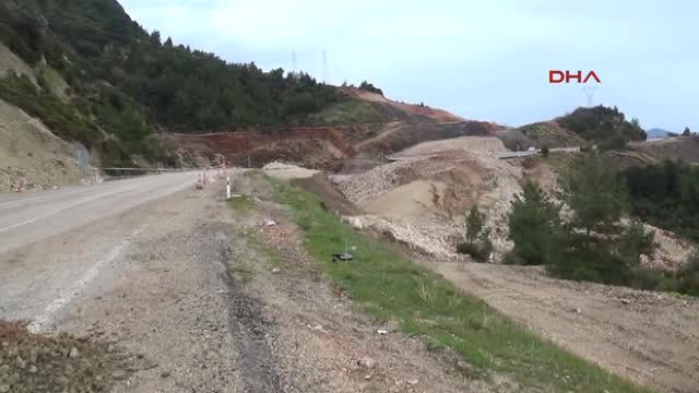 Kumluca- Antalya Yolunda Heyelan Devam Ediyor