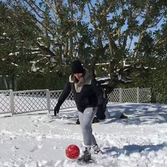VIDEO - LEIVA SI DIVERTE SULLA NEVE CON IL SUPER SANTOS