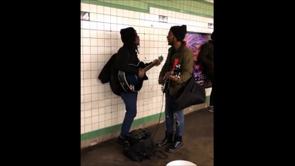 Ces chanteurs du métro sonnent exactement comme les Beatles