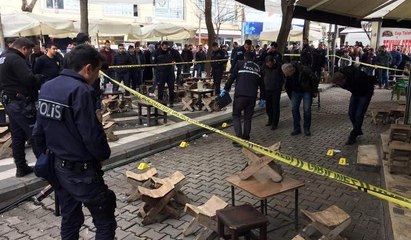 Kahve önünde oturan 3 kişiyi tabancayla vurup kaçtı