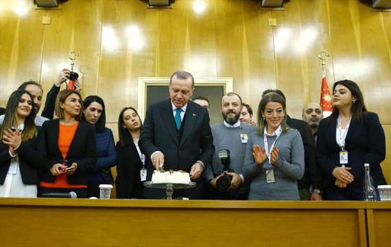 Erdoğan'a Bir Doğum Günü Sürprizi de Gazetecilerden! Pastayı Besmeleyle Kesti
