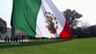 A peña Nieto le Izan Bandera de México al revés