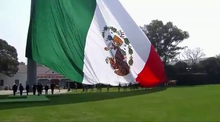 A peña Nieto le Izan Bandera de México al revés