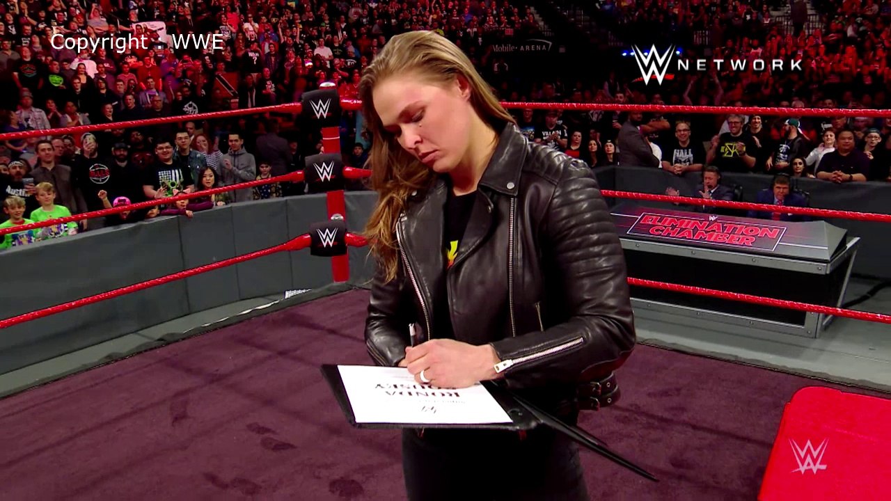 Ronda Rousey signe son contrat avec la WWE -  Elimination Chamber 2018