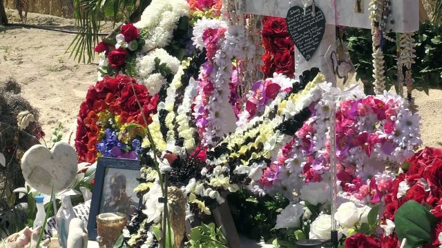 Loin de la polémique, la tombe de Johnny toujours fleurie