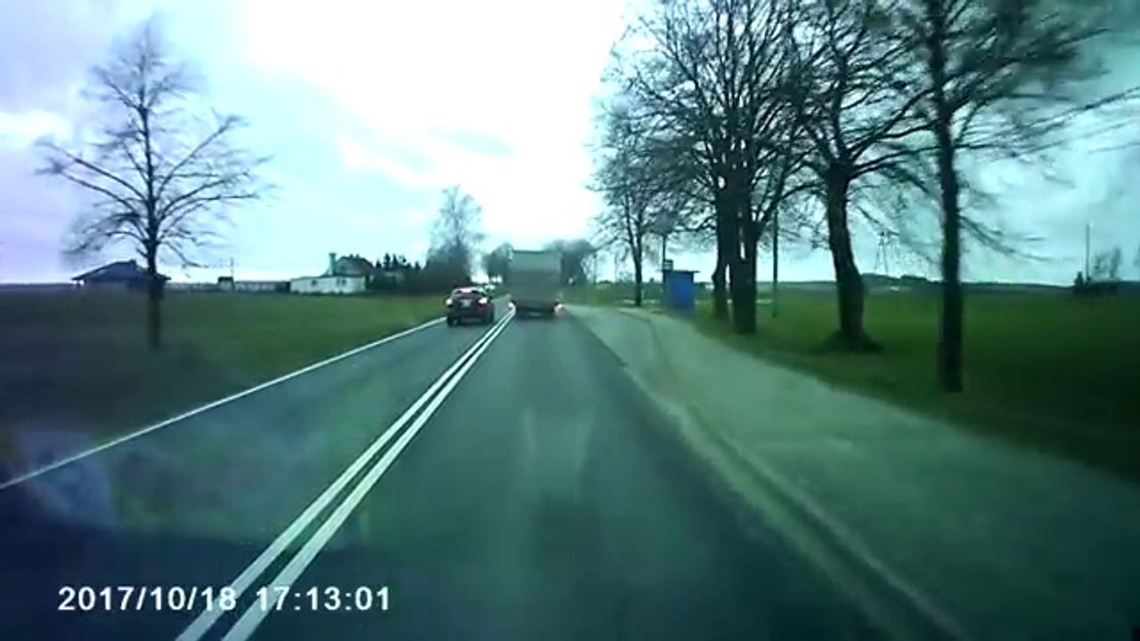 Il double sur la ligne blanche et n'aurait pas du : retour de Karma qui fait mal...