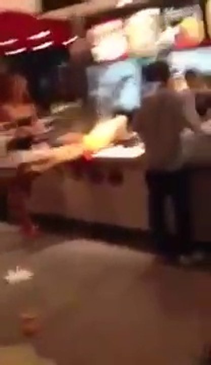 2 filles bourrées cassent tout dans un Mcdo