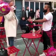 Lui il n'aurait pas du repondre à son ex devant sa copine... Chaud