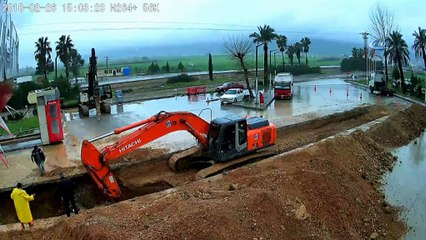 İçme suyu hattı çalışmalarında yaşanan göçük kamerada: 1 ölü, 1 yaralı