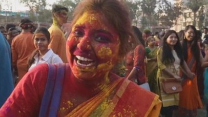 Bailes y polvos de colores para celebrar por adelantado el festival de Holi