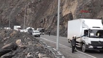 Hakkari Polis Aracı, Dağdan Kopan Kaya Parçalarından Saniyelerle Kurtuldu