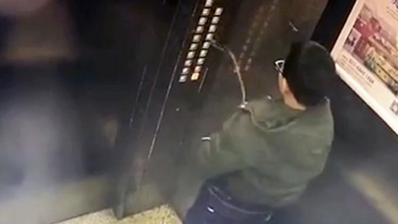 Un enfant fait bugger un ascenseur avec son pipi