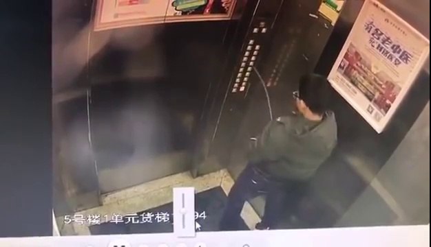Ce gamin débile va regretter son geste dans l'ascenseur... Bien fait!!!