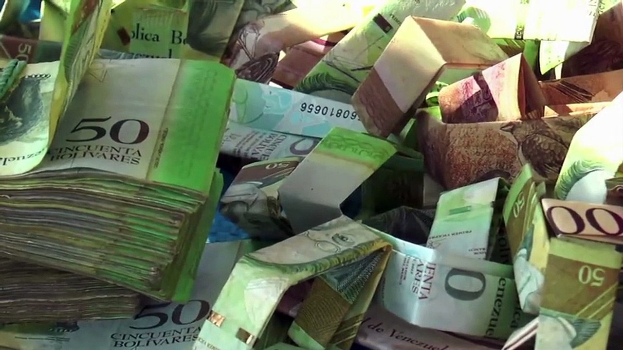 La monnaie vénézuélienne, sans valeur, transformée en sacs et porte-monnaie par un vendeur de rue