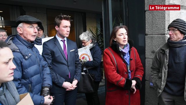 Saint-Brieuc. Avant le conseil ils interpellent les élus contre la fermeture de bureaux de poste