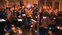 شاهد اشتباكات بين شرطة كتالونيا ومواطنين على خلفية زيارة ملك إسبانيا للإقليم