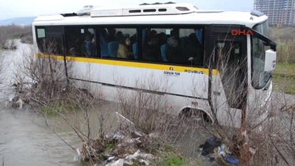 Manisa Çay Ortasında Mahsur Kalan 25 İşçiyi İtfaiye Kurtardı