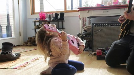 Entraînement de rockstar pour cette fillette ! fais comme papa..