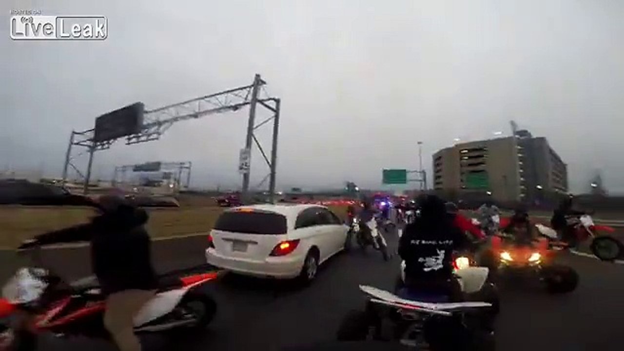 35 motards fous affrontent la police sur l'autoroute à Boston !