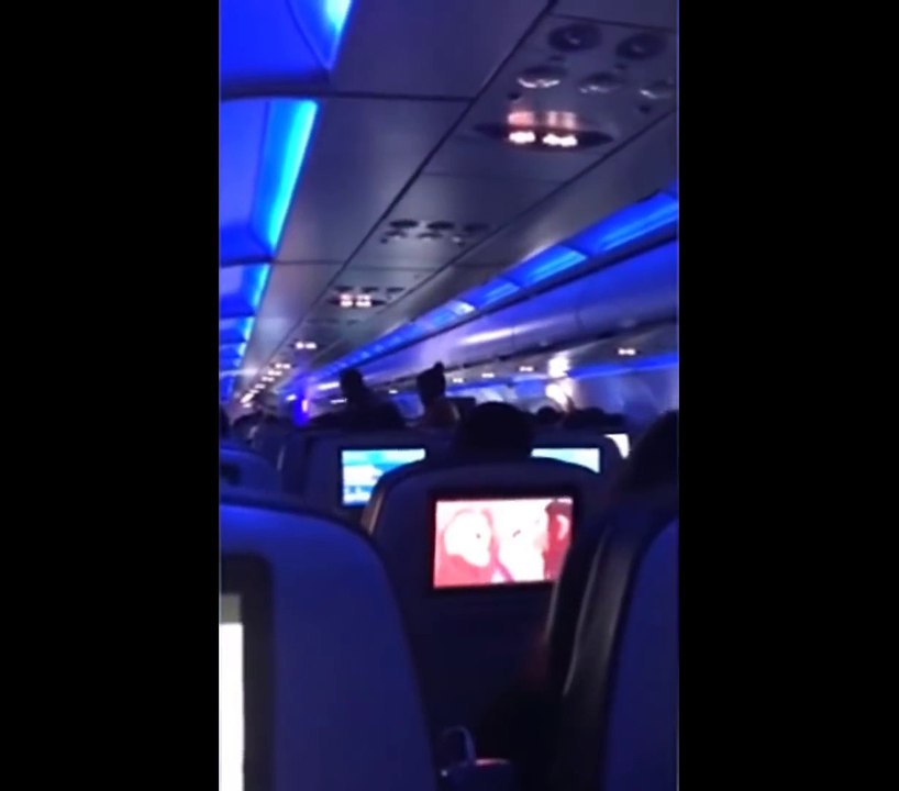 Quand un passager s'en prend au personnel d'un avion en plein vol !! JetBlue