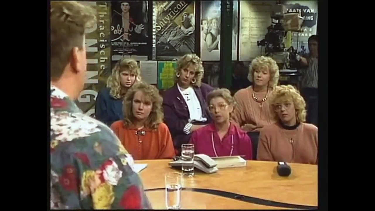 Paul De Leeuw Is Pissed Off &  Heavy Annoys Aan De Dames In Zijn TV Show Komt Vertellen In TV Show Met Sonja Barend.