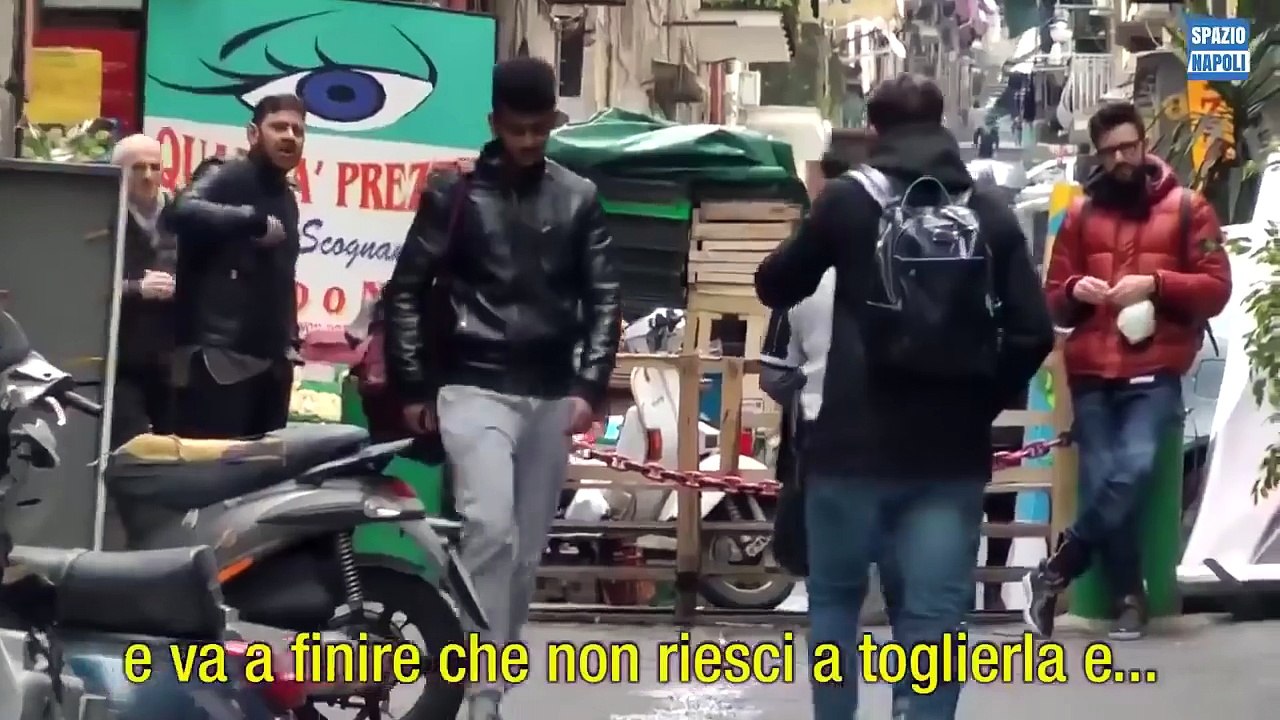 RAGAZZO GIRA PER NAPOLI CON LA MAGLIA DI HIGUAIN GUARDATE COME VIENE TRATTATO