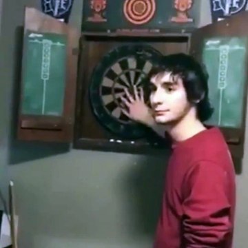 Quand tu te prends une flechette en plein front... et que tu ne réagit même pas