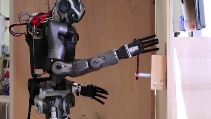 WALK-MAN, el nuevo robot bombero, se pone a prueba