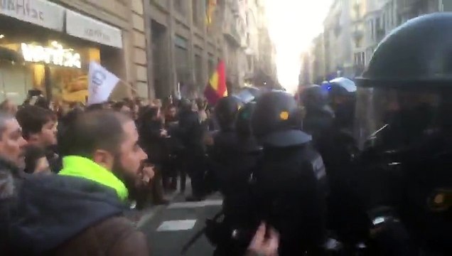 Los Mossos cargan contra manifestantes independentistas en Via Laietana