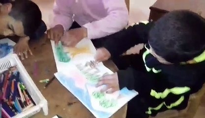 Le feu de la cheminée réchauffe les jeunes  artistes