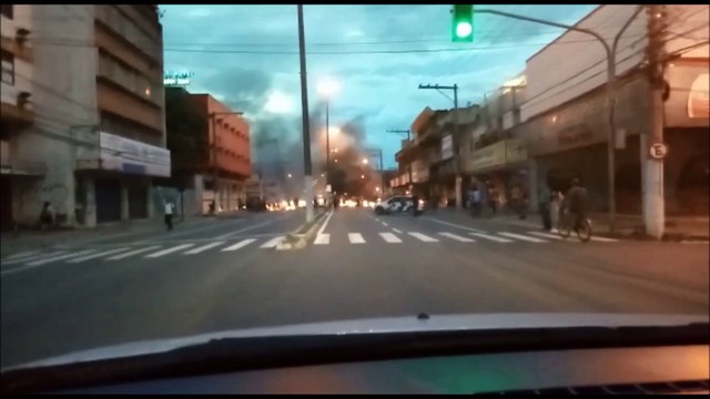 Moradores protestam na Avenida Carlos Lindenberg, em Aribiri