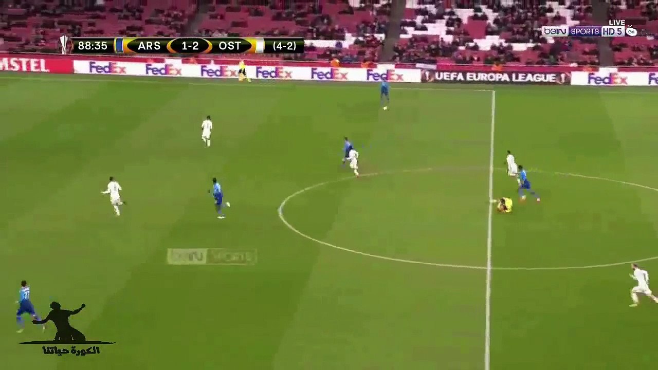 لقطة كوميدية سقوط الحكم فى مباراة ارسنال واوستر سوند - الدورى الاوروبى 22-2-2018