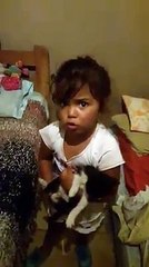 Una Nina Encuentra A Un Gatito Debajo De Su Cama Y Se Queda Con el