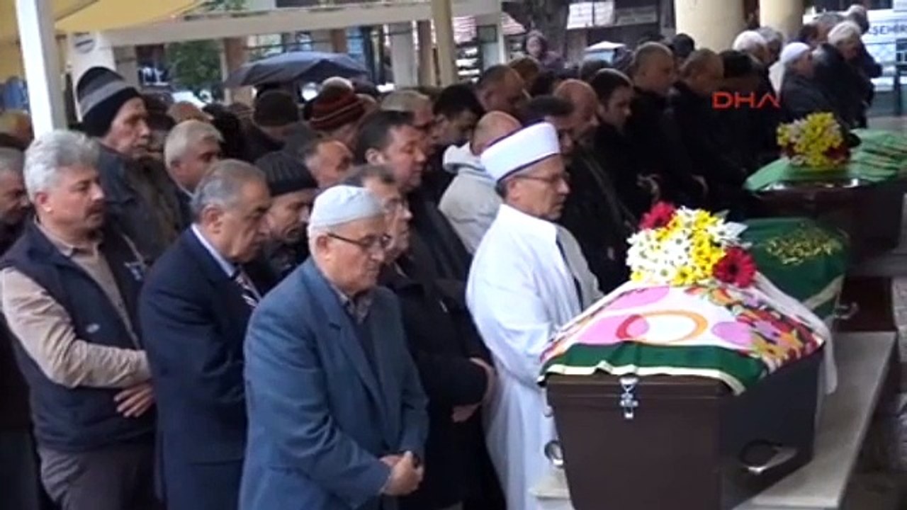 Oğulları tarafından öldürülen çift yan yana defnedildi