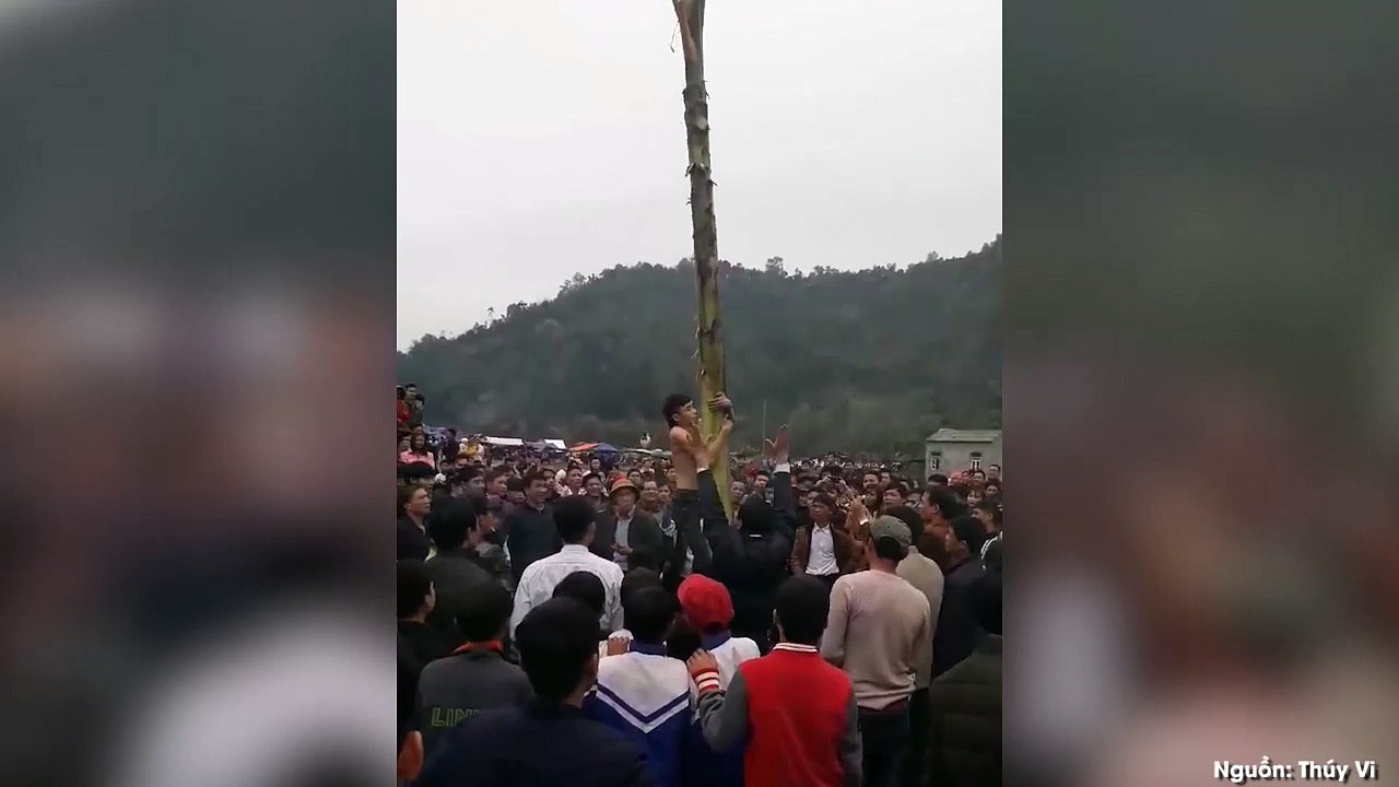 Nam thanh niên ngã trọng thương khi thi trèo cây chuối trong hội làng, BTC nhận nhiều “gạch đá”