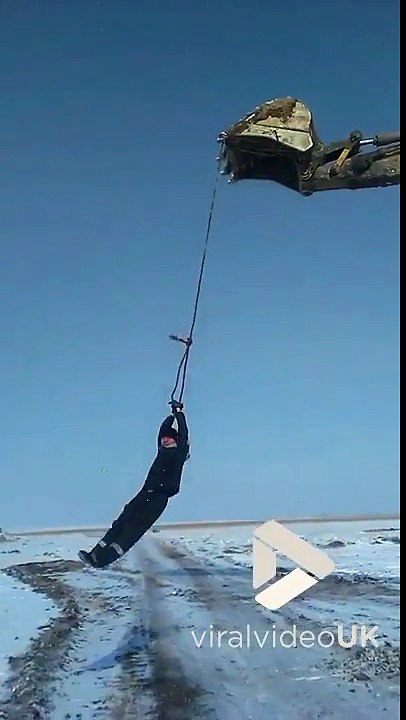 Cet ouvrier s'ennuie au taf : balançoire sur une grue !